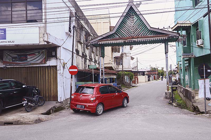 TETAP MELINTAS: Pengendara mobil tetap melintas di Jalan Manggis yang telah dipasang rambu dilarang melintas, Selasa (11/2/2020). Keberadaan rambu dilarang melintas ini mendapat penolakan dari warga setempat karena dianggap mengganggu akses warga setempat