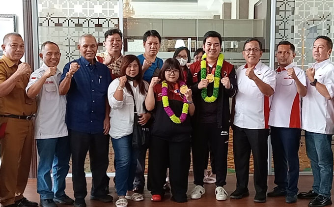 Ketua Harian IKTS Pekanbaru Nata Hedy Nyo SE MH (belakang) dan  Ketua KONI Riau Iskandar Hoesin (tiga kiri) foto bersama dengan atlet e-sport Venny Lim (lima kanan) didampingi orang tua Yuliaty (empat kiri) dan Rilwan saat menjemput di Bandara Sultan Syar