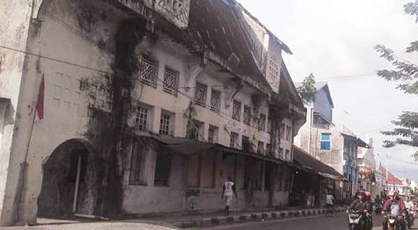 KUSAM: Sejumlah bangunan di  Kota Tua Padang terlihat kusam. (RIKI CHANDRA/JPG)