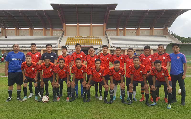 FOTO BERSAMA: Pemain Tornado FC foto bersama manajer Yurika Herian Danni dan pelatih Febriko saat latihan terakhir jelang libur Idulfitri di Stadion Unri Panam Pekanbaru, Rabu (29/5/2019). (DENNI ANDRIAN/RIAU POS)
