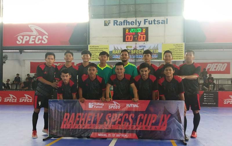 FOTO BERSAMA: Tim futsal Pra-PON Riau foto bersama sebelum bertanding di lapangan futsal Rafhely Padang Sumatera Barat, Selasa (23/7/2019).