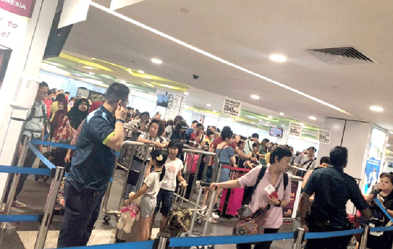 Ratusan warga Singapura antre di terminal keberangkatan Pelabuhan Harbour Front Singapura sebelum berangkat ke Batam, kemarin.(BATAMPOS.CO.ID)