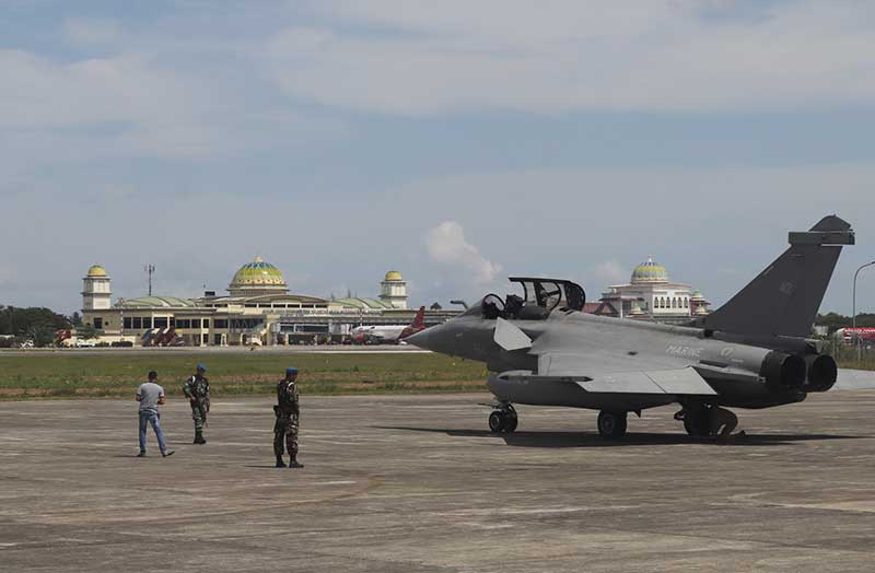 LEPAS LANDAS: Pesawat tempur asal Prancis lepas landas dari Pangkalan Udara Sultan Iskandar Muda (Lanud SIM), Blang Bintang, Aceh Besar, Ahad(19/5/2019). (JPG)