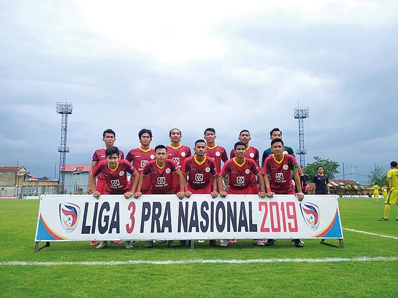 REBUT BOLA: Pemain AS Abadi Tiga Naga Ghulam (putih) berebut bola dengan pemain Persika Karawang di stadion Singaperbangsa Karawang, Ahad (10/11/2019). (Humas Tiga Naga)