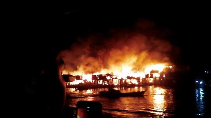 Kobaran api saat membakar sejumlah rumah warga di Desa Panglima Raja, Kecamatan Concong, Rabu (28/12/2022) dinihari.