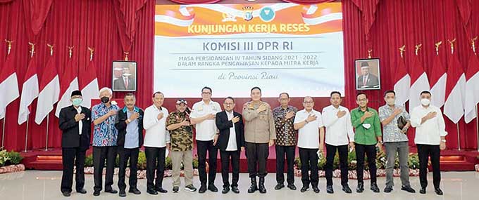 Kapolda Riau Irjen Pol Mohammad Iqbal (tujuh kanan) berfoto bersama rombongan Komisi III DPR RI saat berkunjung ke Mapolda Riau, Jumat (15/4/2022).