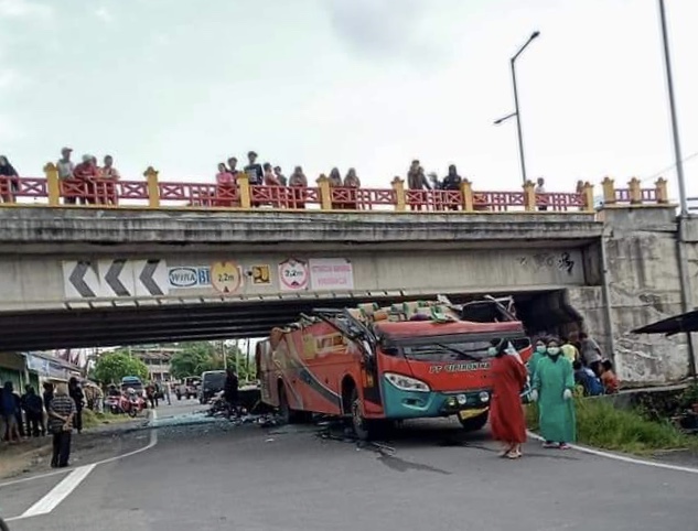 Kecelakaan lalu lintas menyebabkan satu unit bus terlepas atapnya karena tersangkut saat melewati fly over di Padang Panjang, Sumbar, Ahad (30/1/2022) pagi.