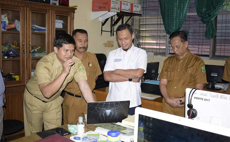 Anggota Komisi V DPRD Riau Agung Nugroho (baju putih) saat meninjau kesiapan panitia PPDB SMAN 2 Pekanbaru beberapa hari lalu.AFIAT ANANDA/ RIAUPOS.CO