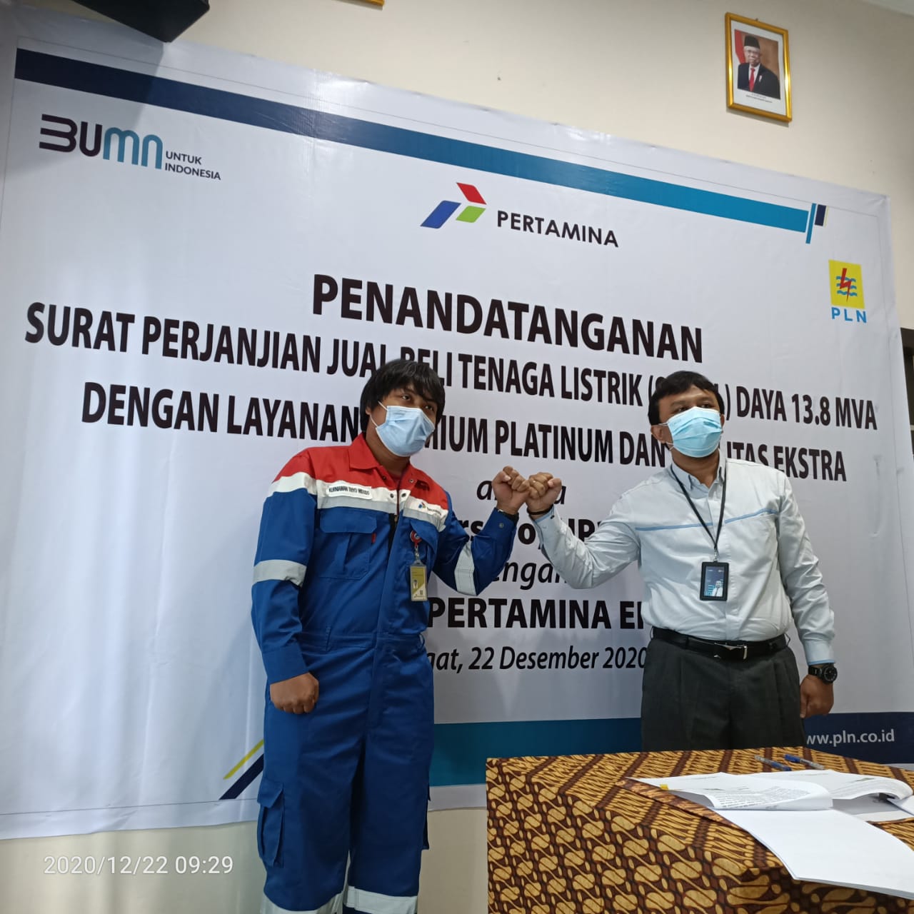 Penandatanganan jual beli tenaga listrik 13,8 MW yang ditandatangani oleh Manager Pertamina EP Lirik Field, Kurniawan Triyo Widodo, bersama Manager PLN UP3 Rengat Beny Indra Praja di Kantor PLN UP3 Rengat, Kabupaten Indragiri Hulu, Provinsi Riau, Selasa (