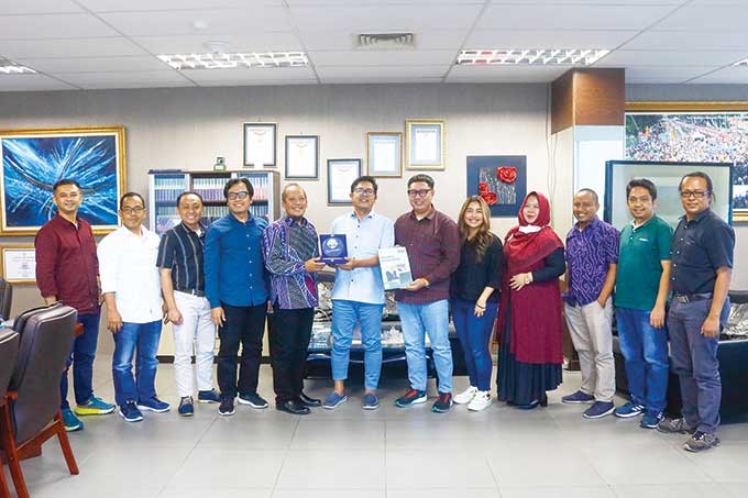 Direktur Utama Riau Pos Ahmad Dardiri (enam kiri) didampingi Direktur Riau Pos Firman Agus (kanan), Direktur Riau Pos Asmawi Ibrahim (dua kiri), Manajer HRD Hafizah Askacita (empat kanan) menerima cendera mata dari  EVP of Sustainability PT Astra Agro Les