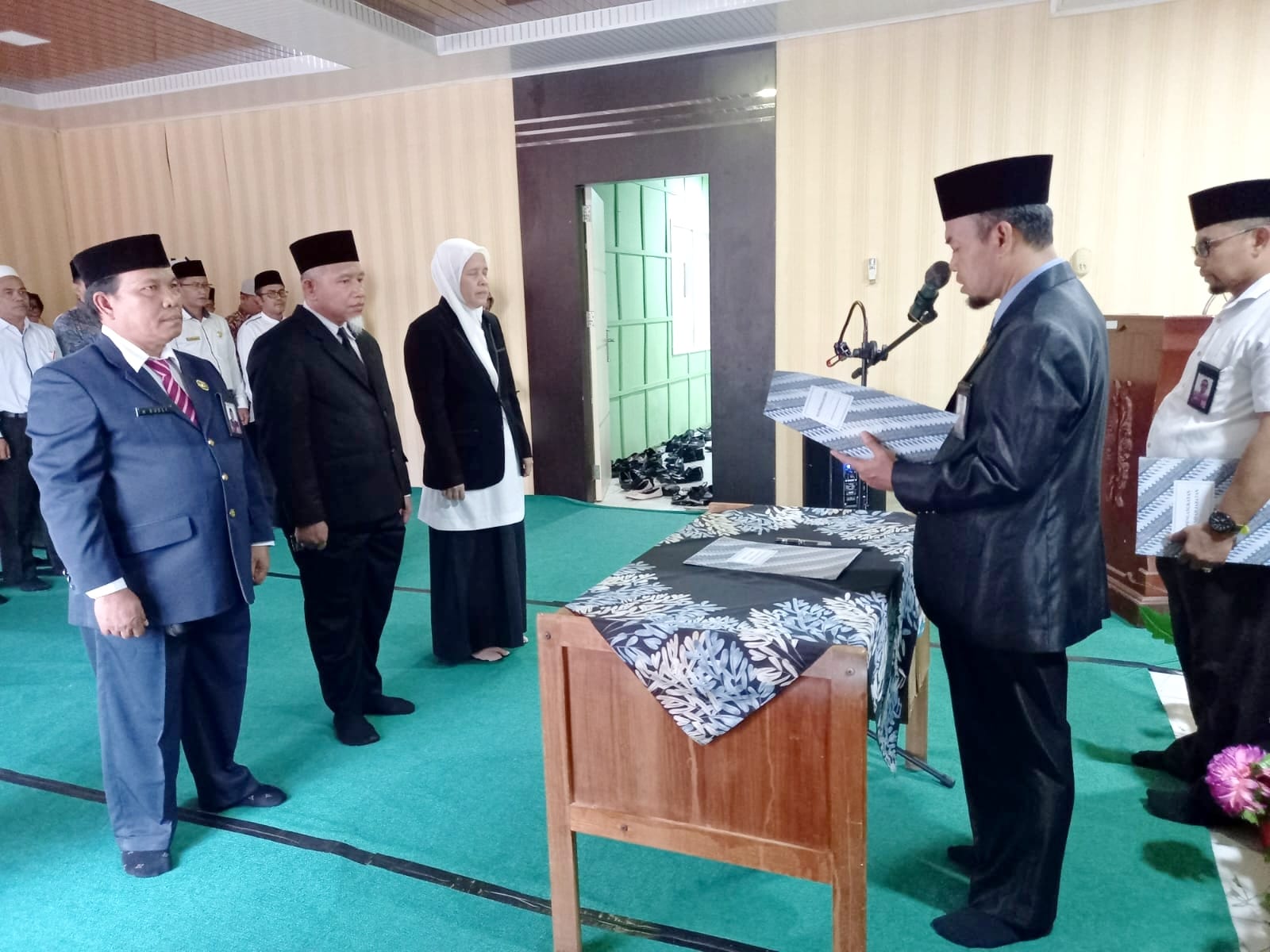Kakan Kemenag Rohul H Zulkifli Syarif SAg MPdI melantik dan mengambil sumpah jabatan sejumlah pejabat Eselon IV dan Kepala MIN 1 di aula Kantor Kemenag Rohul, Senin (13/3/2023)