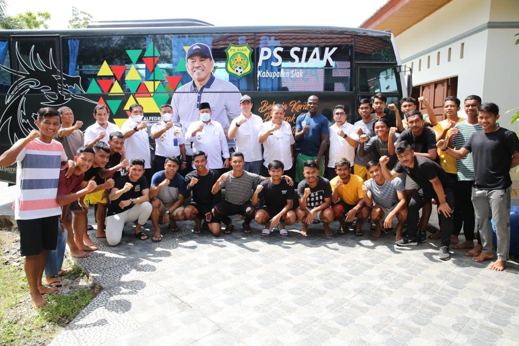 Bupati Siak Alfedri, Ketua PSSI Siak Irving Kahar, dan Kadishub Junaidi foto bersama pemain PS Siak, Rabu (3/11/2021).