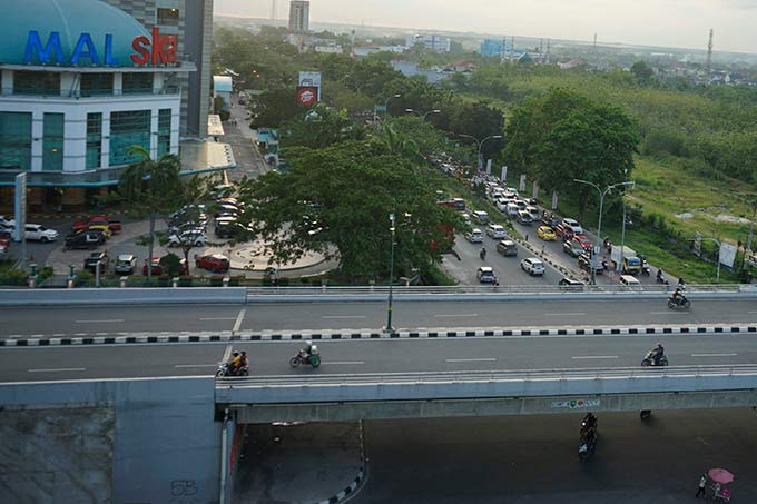 Pengendara melintas di Fly Over persimpangan SKA, Jalan Tuanku Tambusai, Pekanbaru, Senin (14/3/2022).
