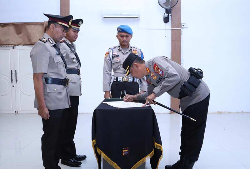 Kapolres Inhil AKBP Norhayat menandatangani berita acara serah terima jabatan (Sertijab) di Polres Tembilahan, Kamis (6/4/2023).