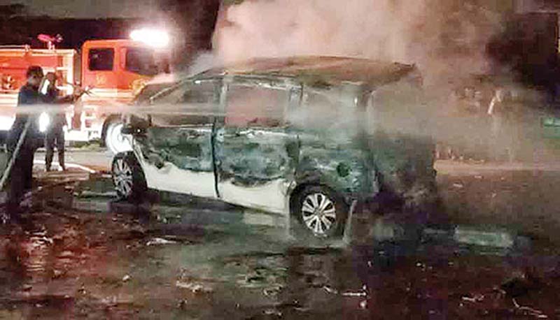 TERBAKAR: Mobil warna putih Nopol BK 936 FS yang dikendarai Hendra Halim (35), pengusaha diskotek The Cub, Jalan Imam Bonjol menabrak median jalan di Jalan Letjen Jamin Ginting, Padang Bulan, Medan, Jumat dini hari (14/2/2020). (RPG)