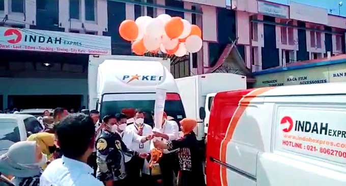 Grand Opening Indah Exrpes ditandai dengan pelepasan balon ke udara, Senin (29/11/2021).