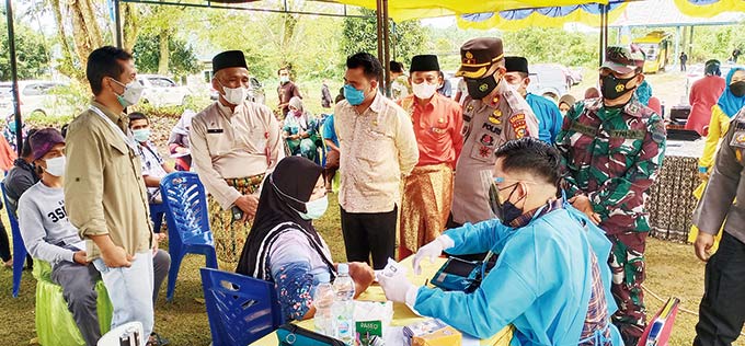 GM PT SLS, Tapianus Nainggolan bersama Humas Setyo Budi Utomo, mendampingi Forkompinda Pelalawan meninjau pelaksanaan vaksinasi gotong royong di klinik kantor PT SLS Desa Genduang, Kecamatan Pangkalan Lesung, Rabu (4/8/2021) siang.