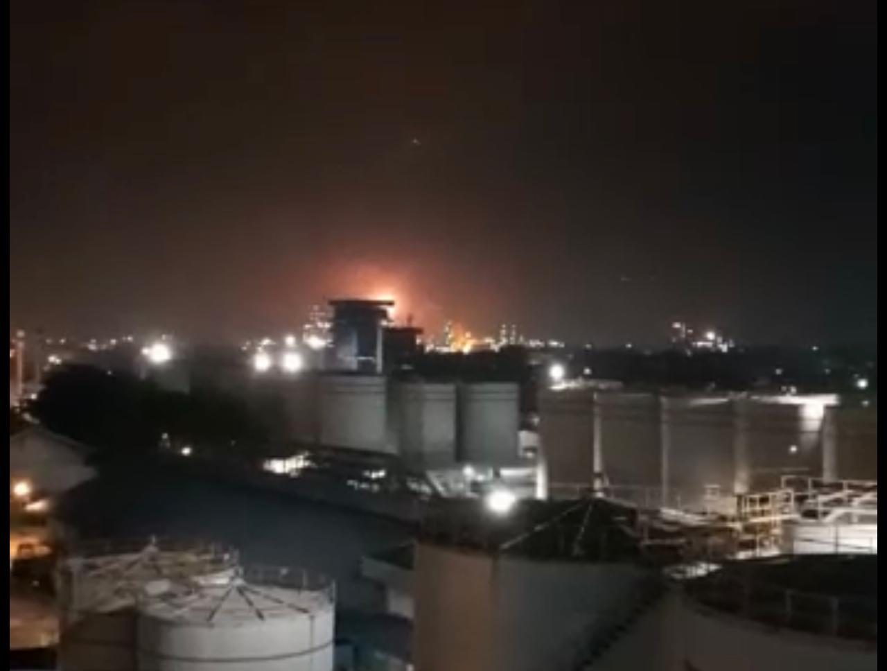Tangkapan layar kebakaran dan ledakan di salah satu kilang minyak dan gas Pertamina RU II Dumai, Sabtu (1/4/2023) malam.