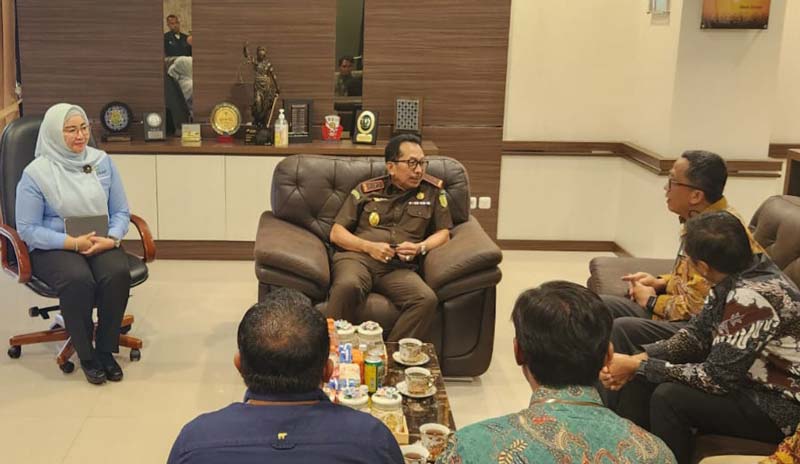 Kajati Riau Akmal Abbas didampingi Asisten Perdata dan Tata Usaha Negara Kejati Meilinda (kiri), menerima kunjungan pimpinan PLN UIW Riau dan Kepulauan Riau, Selasa (19/12/2023).