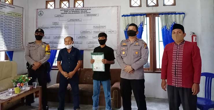 Kapolsek Tampan Kompol Hotmartua Ambarita (dua kanan) saat ke SMP IT Badrul Islam melunasi SPP Habibullah (dua kiri) yang menunggak. Selasa (23/6/2020). SOFIAH/RIAU POS