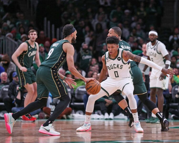 Duel antara Boston Celtics melawan Milwaukee Bucks dalam lanjutan NBA 2022-2023.