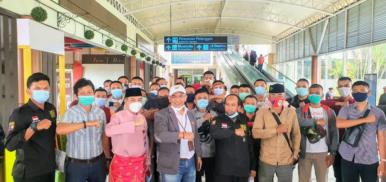 Kepala Dinas Perkebunan Riau Ir Zulfadli bersama Ketua Umum DPP Apkasindo (Asosiasi Petani Kelapa Sawit Indonesia) Dr (c) Ir Gulat Manurung MP C APO, saat melepasÂ  taruna dan taruni sawit Indonesia di Bandara Sultan Syarif Kasim II, Pekanbaru, Jumat(6/11