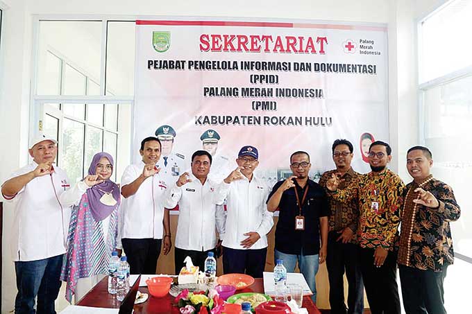 Plt Kabid Informasi dan Komunikasi Publik Diskominfo Rohul Rudy Fadrial SSos MSi (tiga kanan) foto bersama dengan Tim Visitasi Komisi Informasi Provinsi Riau dan pengurus PMI Rohul, Kamis (22/9/2022)