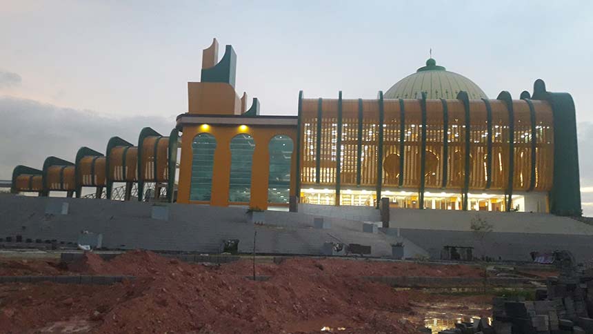 Kondisi Masjid Al-Firdaus di Perkantoran Pemko Pekanbaru di dalam Kompleks Tenayan, beberapa waktu lalu. Kompleks ini menyedot anggaran Pemko Pekanbaru triliunan rupiah.