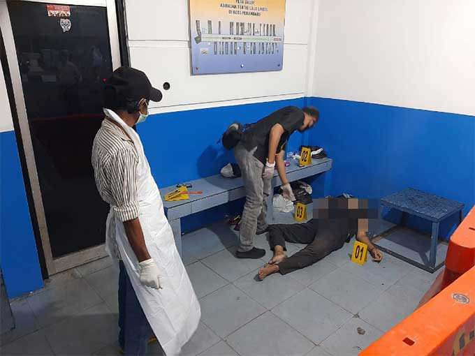 Seorang perempuan tunawisma paruh baya ditemukan meninggal dunia di Pos Gurindam 2 Jalan Sudirman, Kelurahan Simpang Empat,  Kecamatan Pekanbaru Kota, Rabu (14/4/2021) sekira Pukul 05.10 WIB.