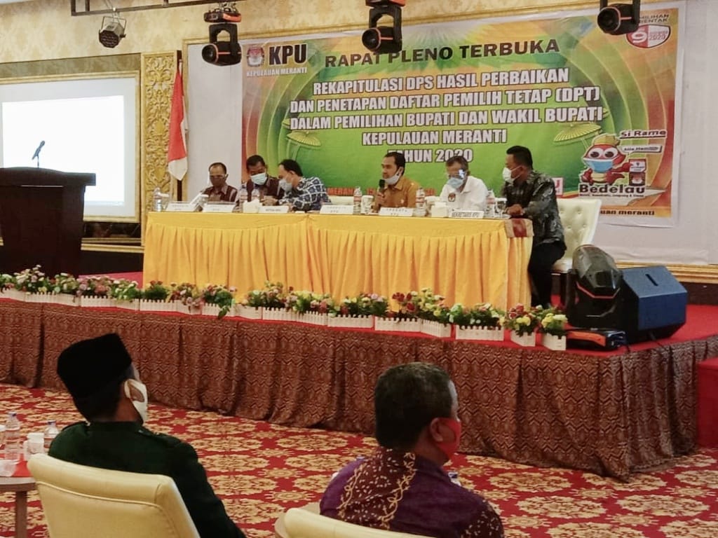 Pleno terbuka rekapitulasi daftar pemilih sementara hasil perbaikan (DPSHP) dan penetapan DPT di Grand Meranti Hotel, Kamis (15/10/2020) sore.(WIRA SAPUTRA/RIAUPOS.CO)