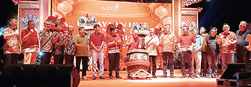 Ketua Panitia HUT Vihara Satya Dharma Jasin Junus memukul tambur disaksikan perwakilan organisasi Sosial Tionghoa lainnya saat membuka jalannya Perayaan HUT ke-7 KTB, Rabu (9/8/2023) malam.