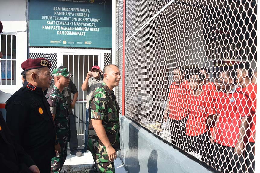 Danrem 031/WB Brigjen TNI Danny Rakca Andalasawan saat bertemu dengan warga binaan (WB) Lapas Kelas II A Bagansiapiapi, Kamis (22/6/2023).