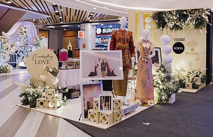 Mutiara Merdeka Hotel hadir menawarkan bundling paket kolaborasi dengan vendor terpercaya di event Wedding Expo Living World Pekanbaru, Selasa-Ahad (14-19/2/2023).