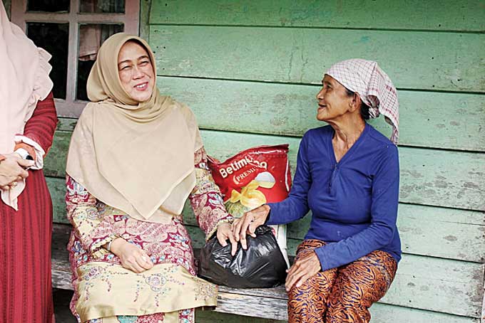 Ketua Dekranasda Siak Rasidah Alfedri mengunjungi kediaman Jariyah dan berbagi di Dusun Teluk Salak, Kampung Koto Ringin, Kecamatan Mempura pada Jumat (3/2/2023).