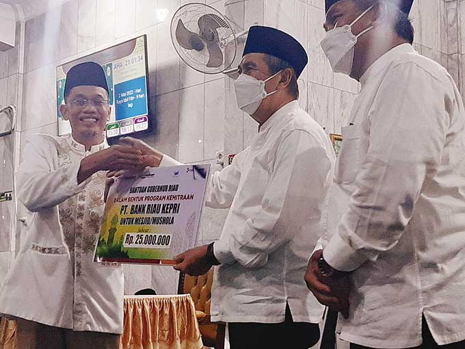 Ketua Pengurus Badan Kemakmuran Masjid Al Firdaus, Muhammad Herwan, menerima bantuan program ekonomi syariah dari Gubri H Syamsuar saat Safari Ramadan Pemprov Riau 1443 H di Masjid Al Firdaus, Ahad (24/4/2022) malam lalu.