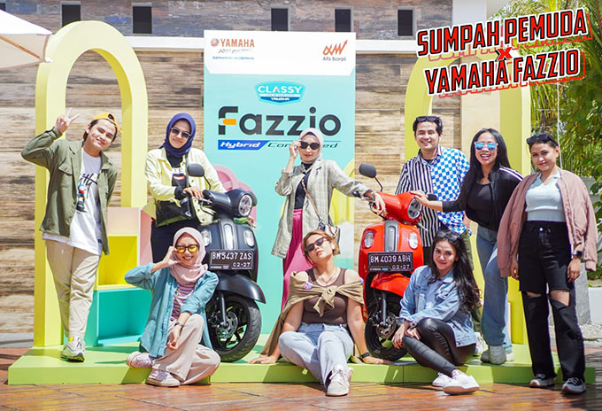 Influencer dan generasi muda berfoto bersama di sela Touring Sumpah Pemuda bersama Yamaha Fazzio yang ditaja PT Alfa Scorpii, belum lama ini.