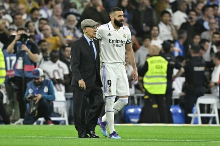 Karim Benzema dan mantan pemain timnas Spanyol Amancio Amaro jelang laga La Liga antara Real Madrid melawan Osasuna di Santiago Bernabeu, Madrid, Rabu(22/2/2023).