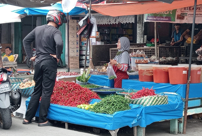 Pedagang menjual cabai di pasar kaget di kawasan Jalan Pahlawan Kerja, Kecamatan Marpoyan Damai, Rabu (2/8/2023). Harga cabai merah bukit berkisar antara Rp36 ribu sampai Rp38 ribu per kilogram.