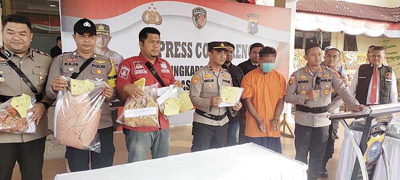 Kapolres Bengkalis AKBP Setyo Bimo Anggoro menghadirkan tersangka pembunuhan istri bersama barang bukti (BB) saat ekspose di Mapolres Bengkalis, Jumat (28/7/2023).