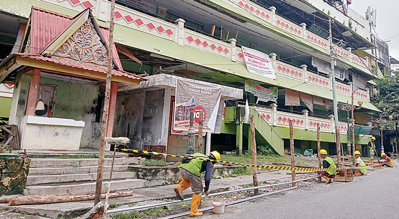 Sejumlah pekerja melakukan proses pemasangan pagar pembatas di lokasi proyek renovasi Pasar Bawah, Pekanbaru, Selasa (28/11/2023).