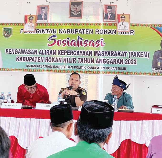 Kasi Intel Kejari Rohil Yogi Hendra SH MH menyampaikan pemaparan terkait Pengawasan Aliran Kepercayaan dan Aliran Keagamaan dalam Masyarakat (Pakem) yang berlangsung di Kantor Camat Pekaitan, Kamis (4/8/2022).