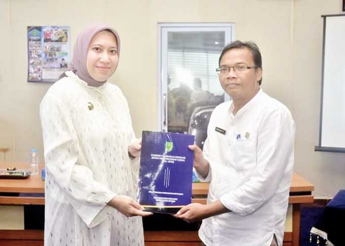 Bupati Inhu Rezita Meylani Yopi SE menyerahkan berkas DPA-SKPD kepada Kepala Badan Pengelolaan Keuangan dan Aset Daerah (BPKAD) Kabupaten Indragiri Hulu (Inhu) Risdiwiantoro SE, Jumat (20/1/2023).