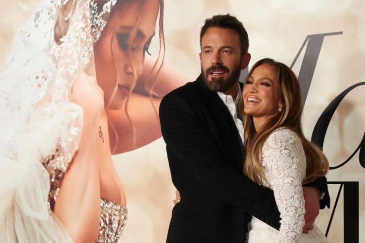 Rumor berembus pada sosok Jennifer Garner. Mantan istri aktor Ben Affleck itu dikabarkan sudah bertunangan dengan seseorang setelah mantan suaminya menikah dengan Jennifer Lopez.