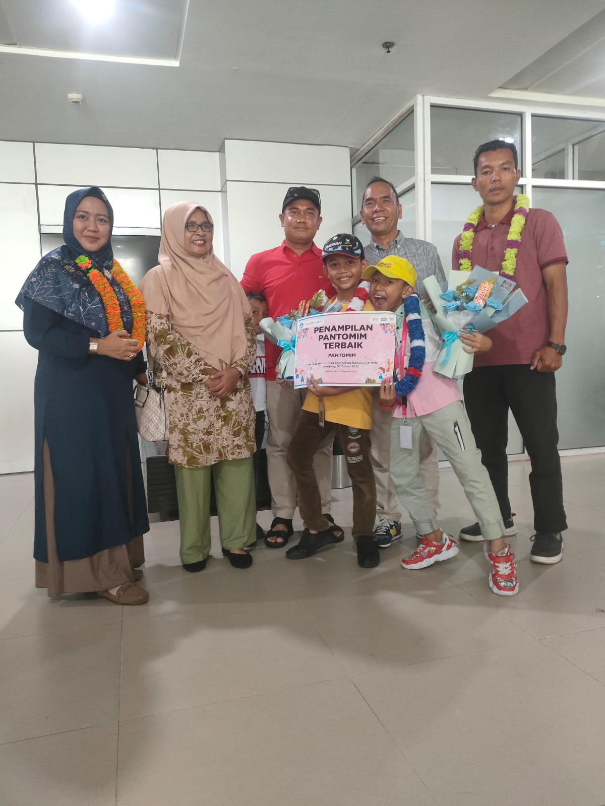 Dua siswa SD MIT Fathrik usai memenangkan lomba pantomim di Jakarta, Sabtu (19/8/2023).
