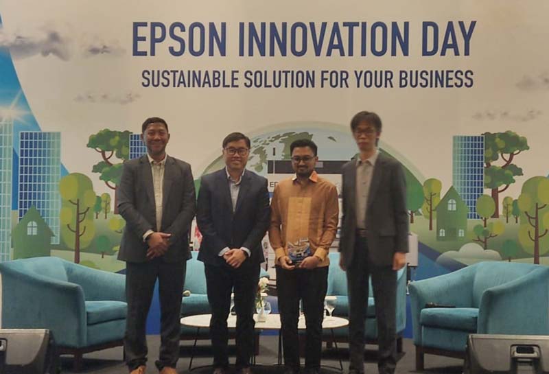 Dari kiri, perwakilan manajemen PT Epson Indonesia atau Head Of Sales M Husni Nurdin, Managing Director PT Epson Indonesia Ng Ngee Khiang foto bersama Ketua Tim Business Matchino dan Rekomendasi Impor Pusat P3DN Medino D Putra dan  Head Of Marketing Epson