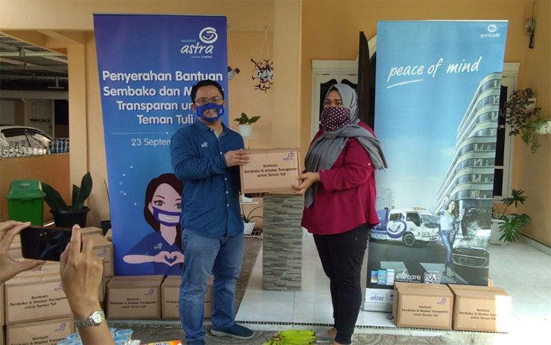 Branch Head Asuransi Astra Pekanbaru, Iyus Suryaman (kiri) secara simbolis menyerahkan bantuan kepada Ketua GERKATIN Pekanbaru Annela Rahma (kanan) sempena HUT Asuransi Astra ke-64 dan Hari Bahasa Isyarat Internasional, Rabu (23/9/2020).(PRAPTI DWI LESTAR