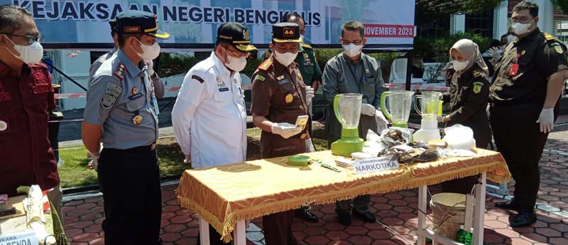 Kejari Bengkalis melakukan pemusnahan barang bukti (BB) dari 189 perkara tindak pidana dan sudah berkekuatan hukum tetap di halaman Kantor Kejari Bengkalis, Rabu (15/11/2023).