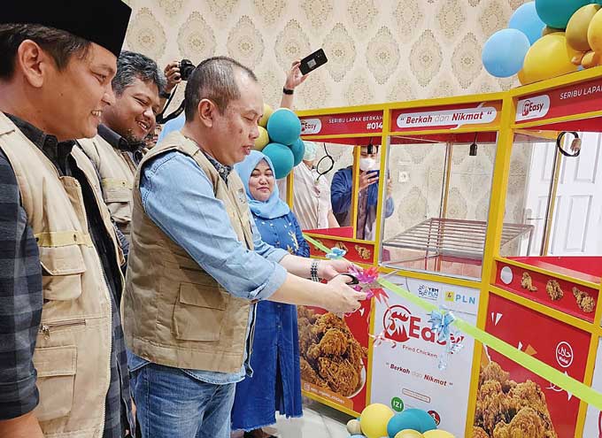 General Manager (GM) PLN Unit Induk Pembangkitan Sumatera Bagian Utara (UIK SBU) Purnomo menggunting pita tanda diresmikannya program Lapak Berkah di Pekanbaru, baru-baru ini.