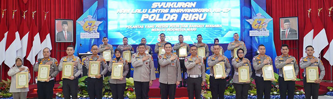 Kapolda Riau Irjen Pol Mohammad Iqbal (kanan) didampingi Dirlantas Polda Riau Kombes Pol Firman Darmansyah (kiri) memotong tumpeng saat syukuran HUT ke-67 Lalu Lintas Bhayangkara di Aula Tribrata, Mapolda Riau, Kamis (22/9/2022). Foto kanan, Kapolda Riau