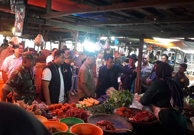Pj Wako Pekanbaru Muflihun beserta jajaran bertanya harga bahan keperluan harian ke pedagang Pasar Cik Puan sebelum berbelanja, Ahad (12/3/2023).
